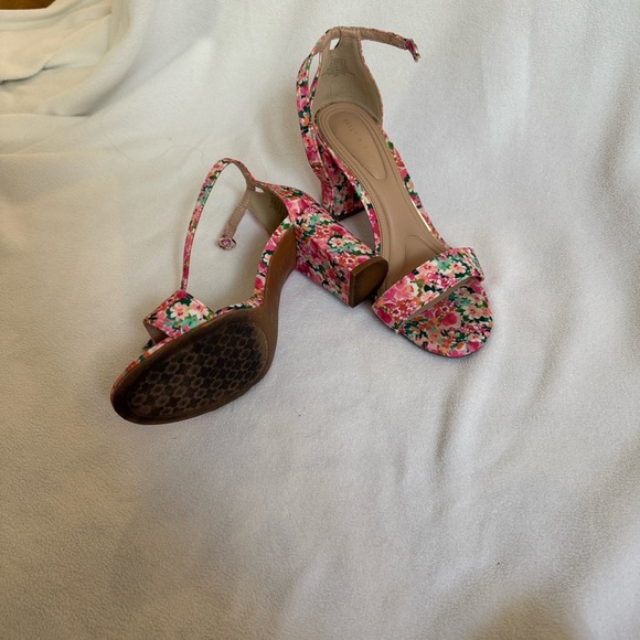 Kelly & Katie Hailee Sandal - Floral pink heel - Picture 9 of 11
